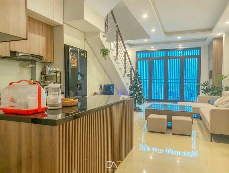 Nhìn từ gian bếp ra phòng khách