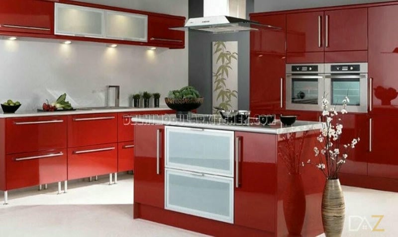 Tủ bếp chữ L màu đỏ có bàn đảo