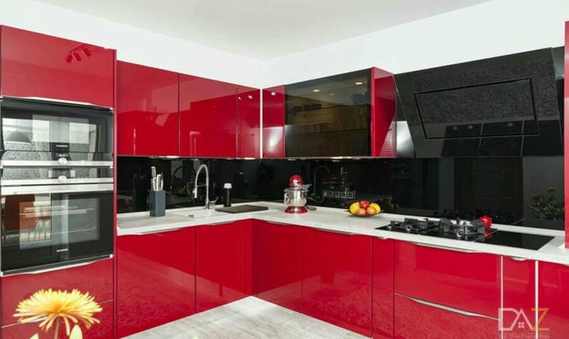Tủ bếp Acrylic chữ L màu đỏ bàn đá trắng